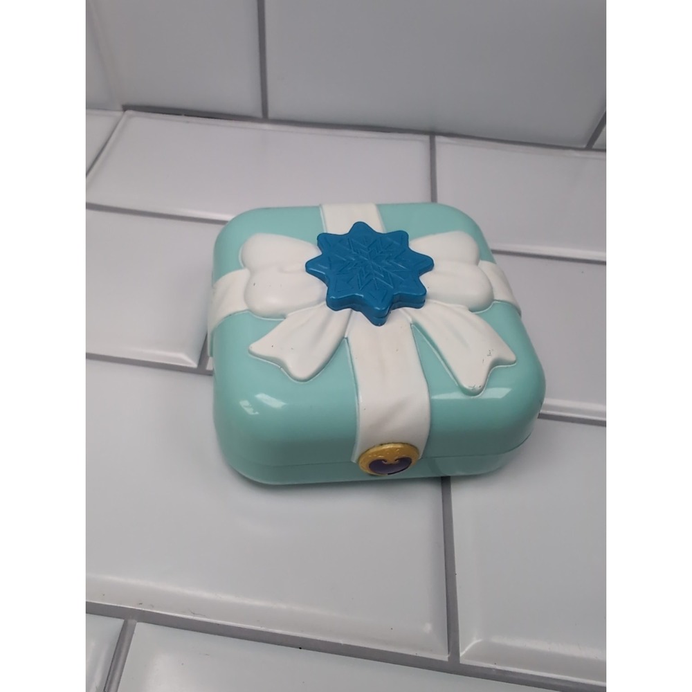 2018 Mattel Polly Pocket Hidden Hideouts Frosty Fairytale Blue Present Compact